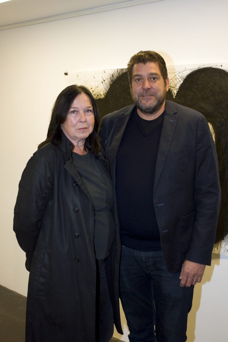 Sabine und Alt-Bürgermeister Harald Köhlmeier bestaunten die Werke.