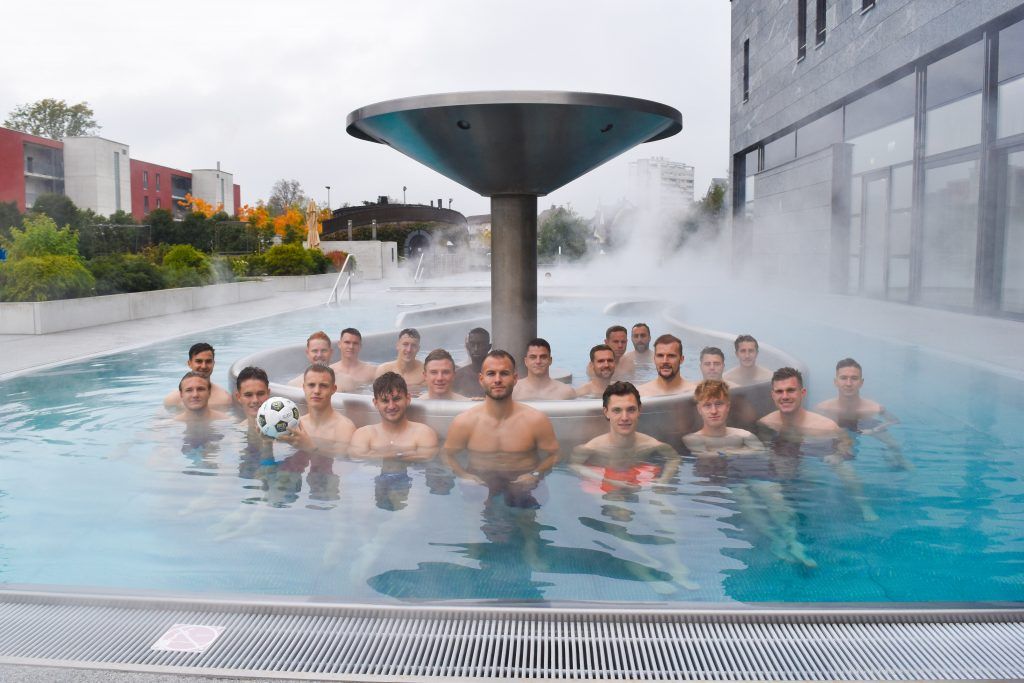 Nach dem LASK-Sieg gingen die Altacher Kicker baden