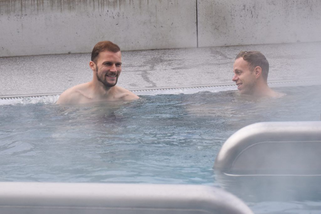 Nach dem LASK-Sieg gingen die Altacher Kicker baden