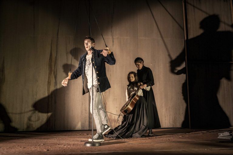 Aaron Hitz als Orpheus und Puppenspielerin Clara Gil mit der lebensgroßen Eurydike-Puppe.Joel-Schweizer