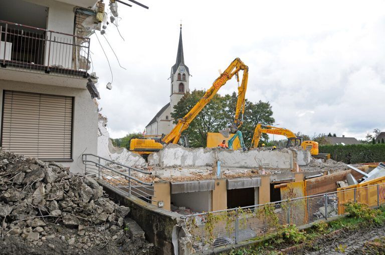 <p class="caption">Abbruchruinen vor dem Pfarrkirche Gaißau</p><p class="caption"/>