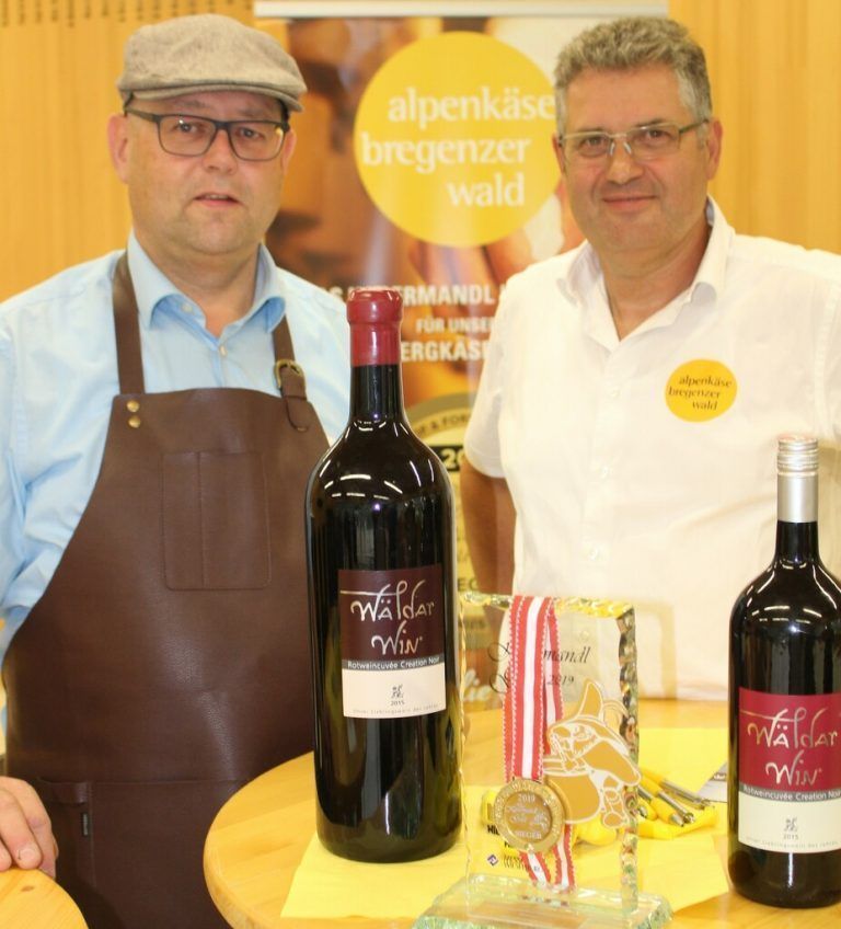 Alpenkäse-GF H. Metzler (r.), A. Feurstein mit besten Käsen und Weinen.