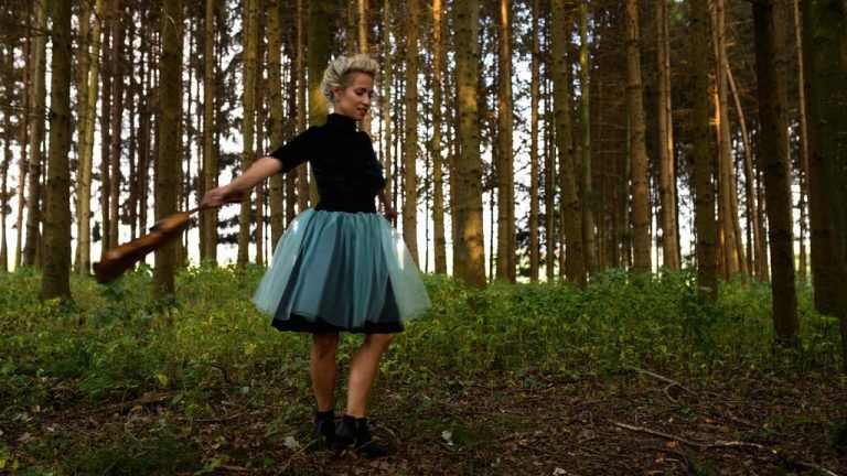 Als Komponistin lotet Julia Lacherstorfer die Grenzen zwischen Vertrautem und Unerwartbarem aus, zwischen der Eingängigkeit traditioneller Melodien und der Unberechenbarkeit, die improvisierter Musik innewohnt. JULIA GEITER