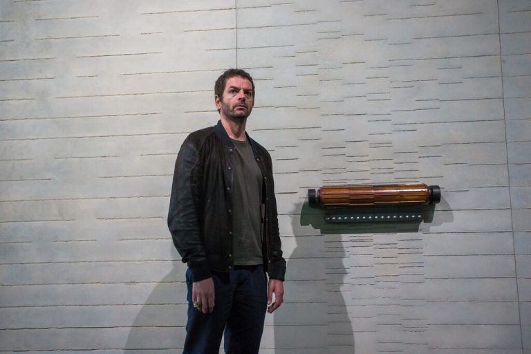 Am letzten Tag der Ausstellung trifft sich Anri Sala mit dem Saxophonisten und Komponisten André Vida zu einem sehr persönlichen Finissage-Gespräch.anri sala/vn/steurer