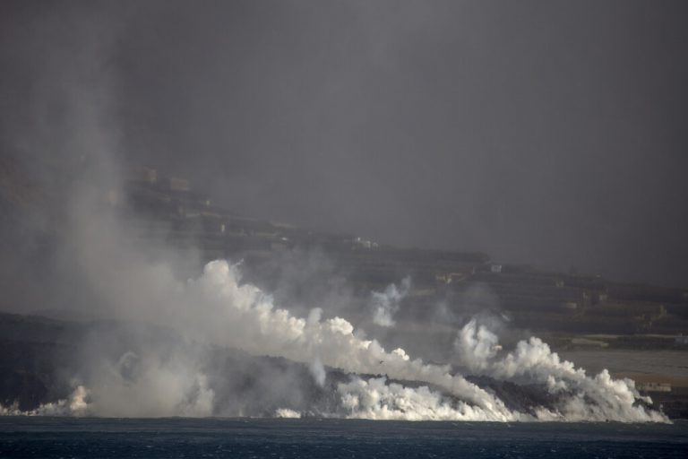 An der Küste hat sich eine kleine, etwa 500 Meter breite Halbinsel gebildet. AFP