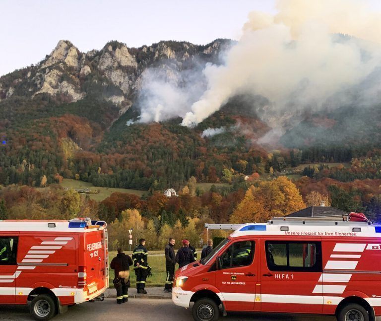 Auch am Freitag standen 500 Helfer im Einsatz. APA