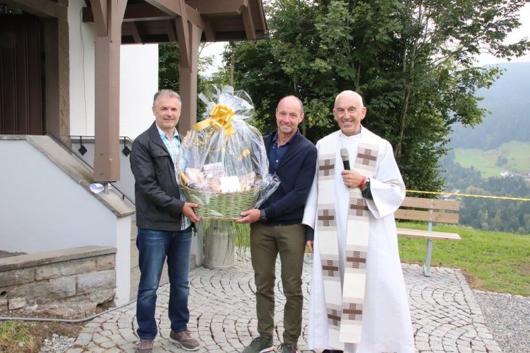 <p class="caption">Bgm. Walter Moosbrugger, Kapellenobmann Wolfgang Greif und Pfarrer Paul Burtscher.</p><p class="caption"/>