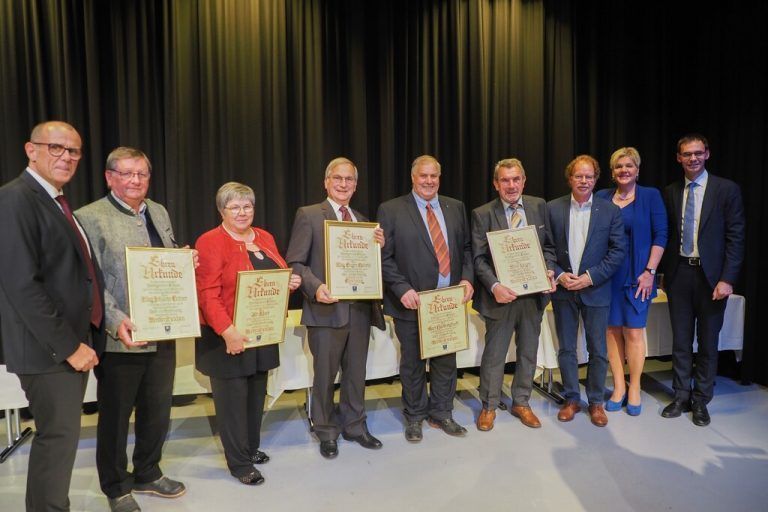 Bürgermeister von Frastanz Walter Gohm, Johann Entner, Ilse Mock, Eugen Gabriel, Karl Hundertpfund, Alois Neyer, Regio-Obmann Florian Kasseroler, Vize-Bürgermeisterin Michaela Gort und Landeshauptmann Markus Wallner.<span class="copyright">Marktgemeinde</span>