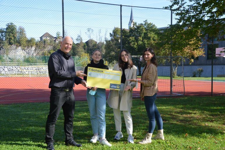 Clara Preisl und Norah Drissner übergaben gemeinsam mit Schuldirektor Ariel Lang den Scheck an Sabine Fulterer von der youngCaritas.