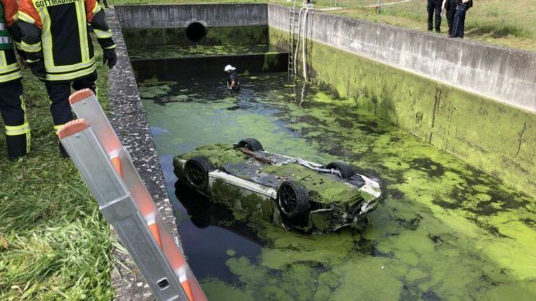 Tödlicher Unfall: Porsche in Wasserbecken entdeckt