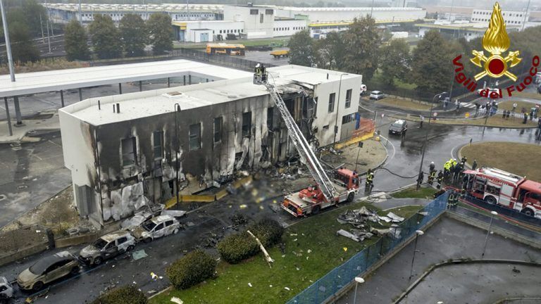 Das Flugzeug krachte in die Hauswand und ging in Flammen auf. ap