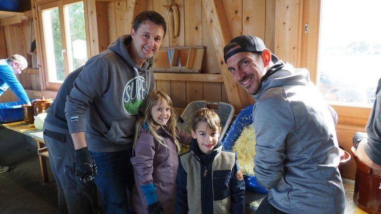 Das Krauthobeln wurde zu einem richtigen Familienerlebnis für Rainer, Charlotta, Leo und Florian.