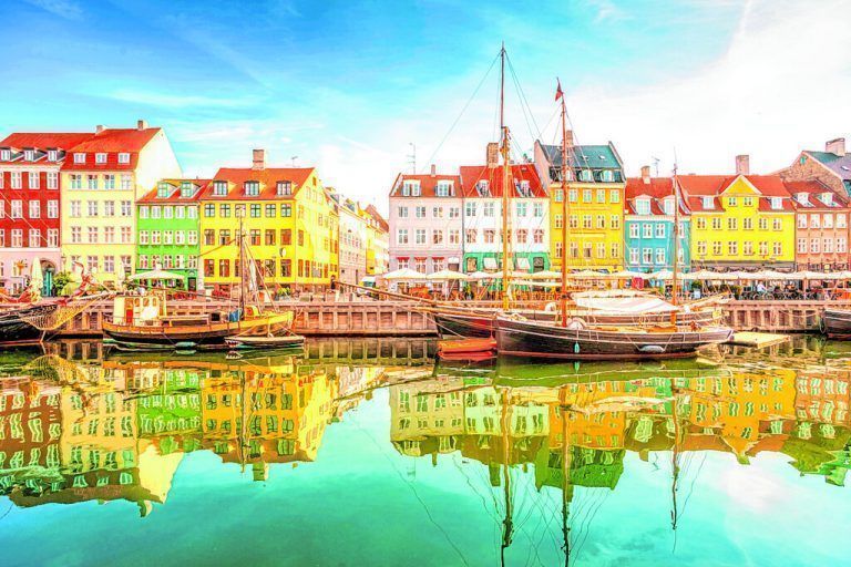 Der Stadtteil Nyhavn gehört mit den buten Häusern zu den Hightlights von Kopenhagen.