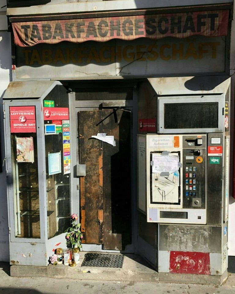 Der Täter zündete die Frau an und schloss die Tür der Trafik. APA