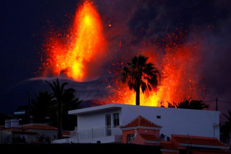 Der Vulkan Cumbre Vieja auf der spanischen Kanareninsel La Palma spuckt weiterhin große Mengen an glühender Lava aus. Reuters