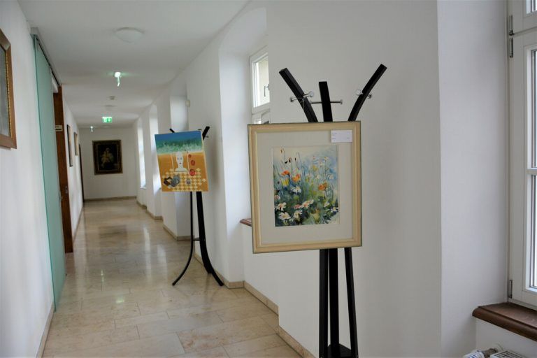 Die Gemälde bekannter heimischer Künstler sind im Kreuzgang des Klosters ausgestellt und immer freitags zu besichtigen.<span class="copyright">eh (2)</span>