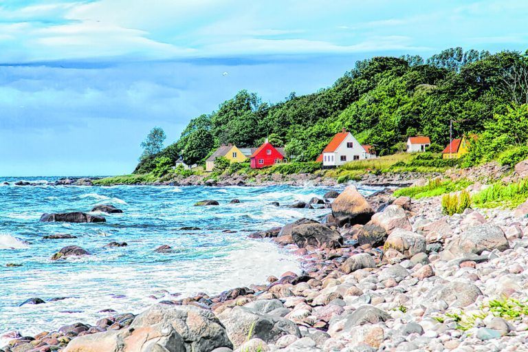 Die Küste von Bornholm mit den typisch dänischen Häusern.Shutterstock (4)