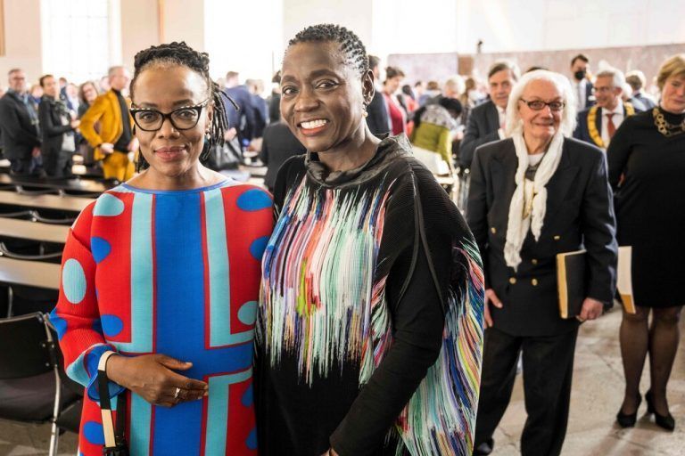Die Laudatio für Autorin Tsitsi Dangarembga (l.) hielt die Soziologin und Autorin Auma Obama. afp