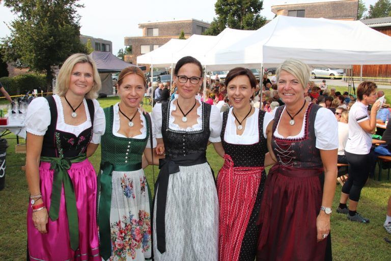 <p class="caption">Die Musikantinnen der Cha-Cha-Band kamen alle im Dirndl.</p><p class="caption"/>