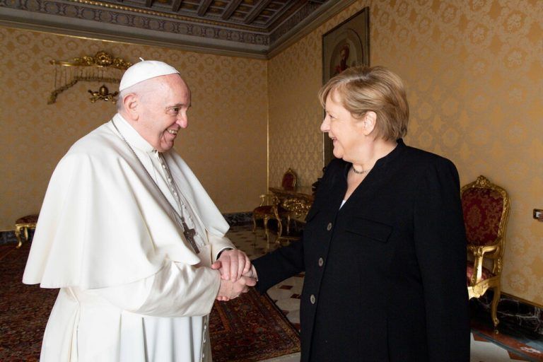 Die scheidende deutsche Bundeskanzlerin Angela Merkel ist von Papst Franziskus im Vatikan in einer Privataudienz empfangen worden. Reuters