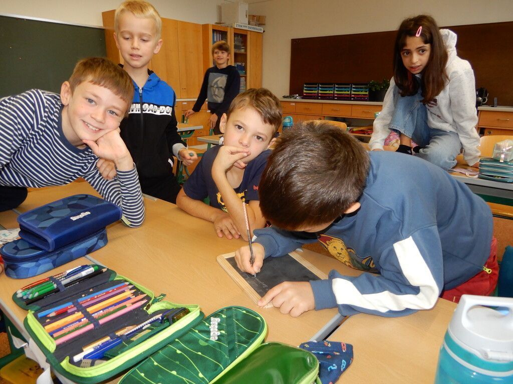 Volksschüler erfahren, wie Schule vor 80 Jahren war