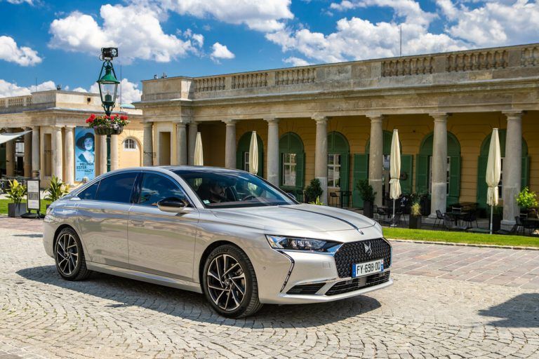 DS9: Die Business-Limousine des jungen Edel-Labels unter dem Dach des Stellantis-Konzerns ist in Österreich ausschließlich als Plug-in-Hybrid zu haben. In der 360-PS-Version gehört – elektrisch generierter – Allradantrieb zum Gesamtpaket. Der Preis für den E-Tense 4x4: ab 63.950 Euro.