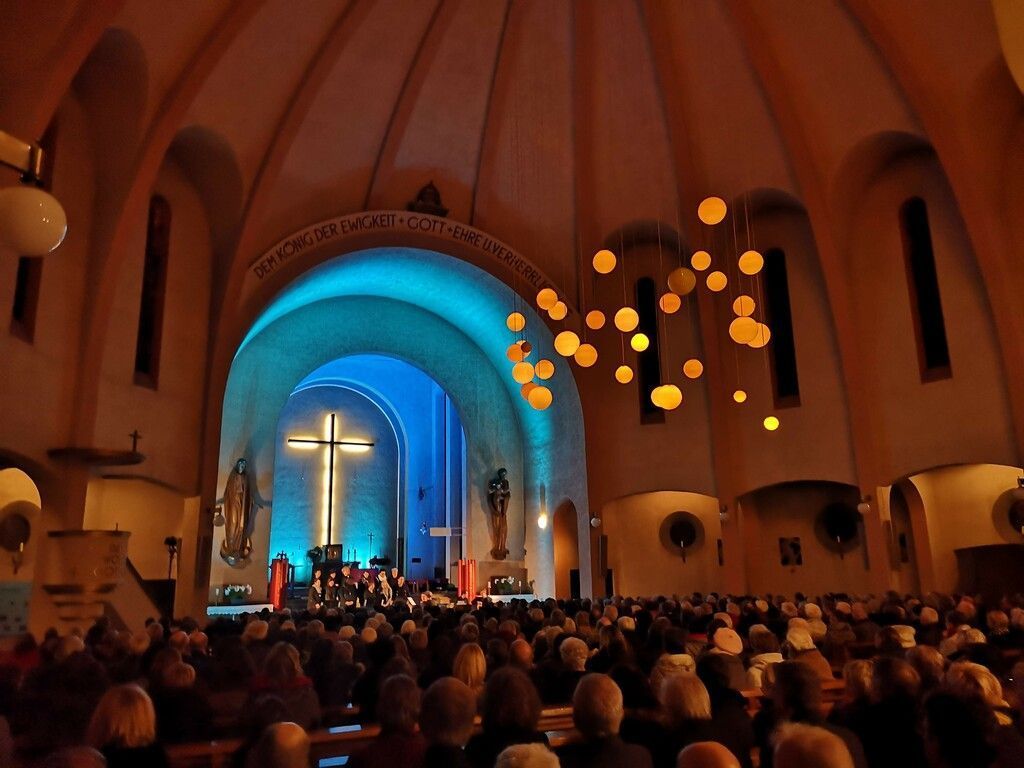 Chöre beschallen Hl.-Kreuzkirche
