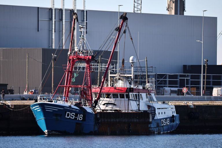 Ein britisches Fischerboot sei von der französischen Küstenwache wegen fehlender Lizenzen in einen Hafen begleitet worden.RTS
