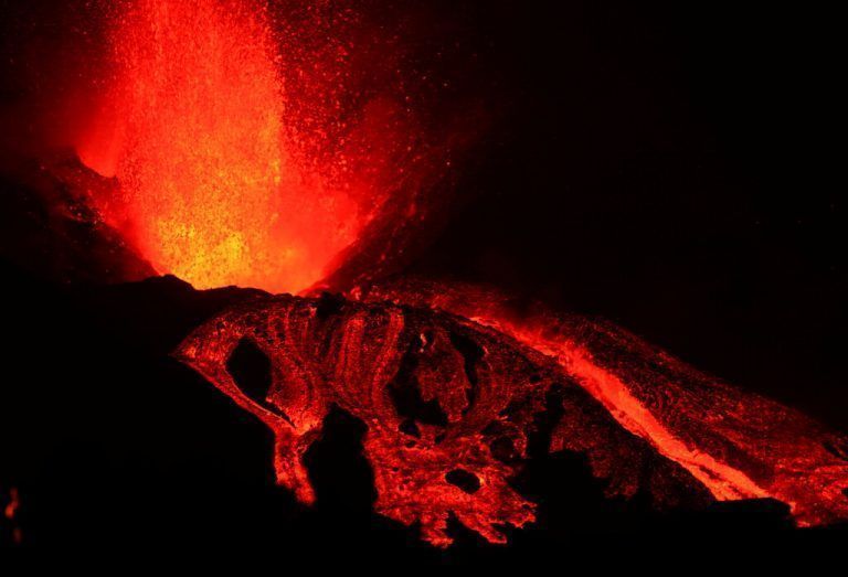 Ein neuer Lavastrom hat bisher verschonte Flächen in Mitleidenschaft gezogen. Reuters