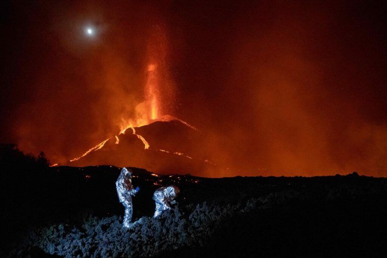 Ein zweiter Lavastrom könnte auf La Palma am Montag das Meer erreichen und dort eine neue Landzunge bilden. Die Masse sei rund 200 Meter vom Meer entfernt. AFP/UME