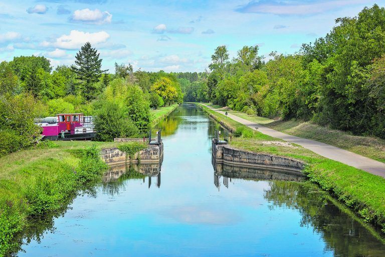 Eine alte Schleuse am Canal du Nivernais im Burgund erinnert an früher.Shutterstock (2)