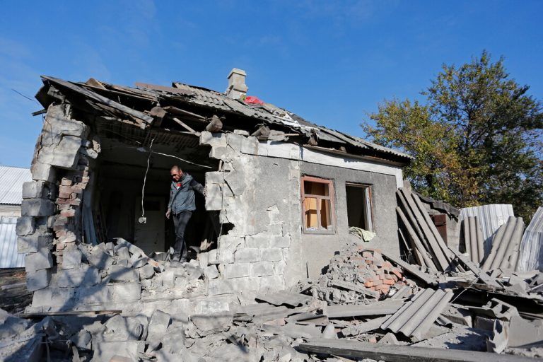 Einheimische im ukrainischen Donezk berichten, unter Beschuss geraten zu sein. OSZE-Beobachter werden von Rebellen festgehalten. RTS