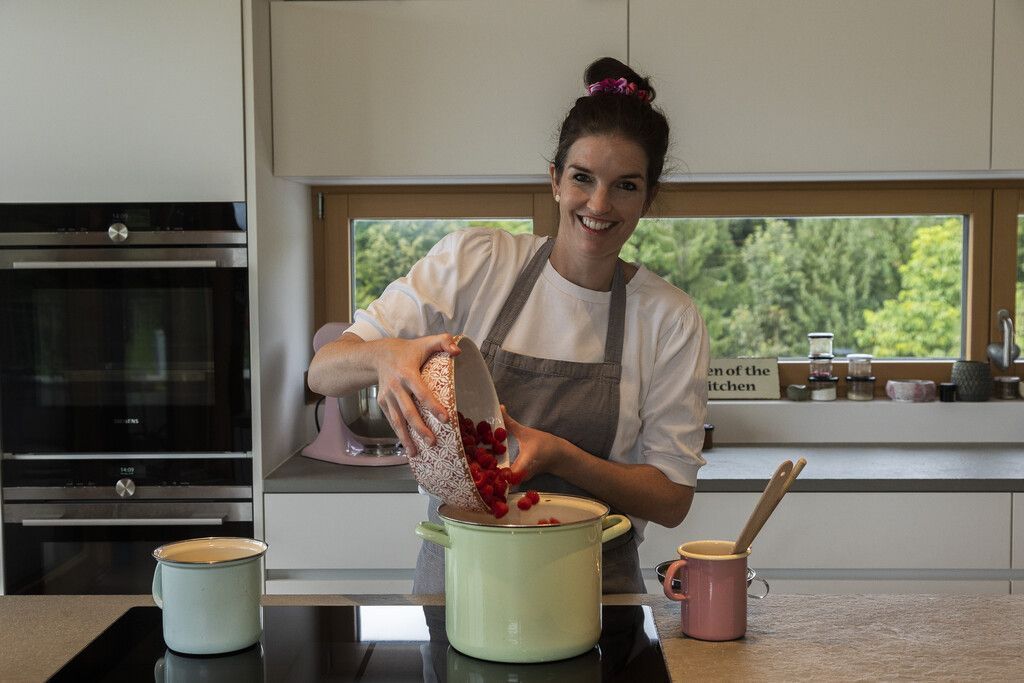 Veronica Maretic-Hinteregger zeigt, wie Himbeermarme­lade perfekt gelingt. »D1