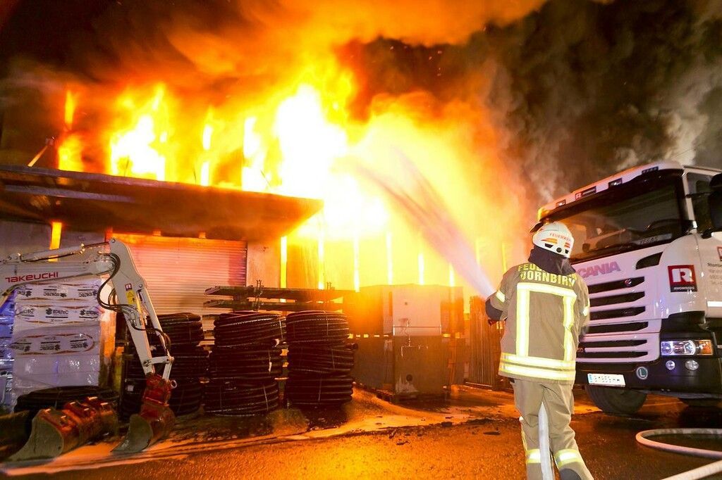 Großbrand legte Lagerhalle beim Dornbirner Steinbruch in Schutt und Asche. »A10