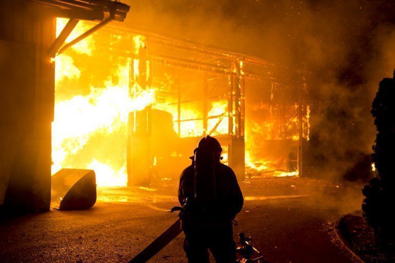 Nur noch Schutt blieb nach dem Großbrand einer Lagerhalle in Rankweil. »A10