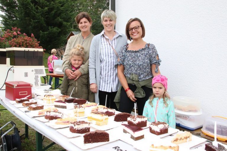<p class="caption">Fleißige Bäckerinnen sorgten für Kaffee und Kuchen.</p><p class="caption"/>