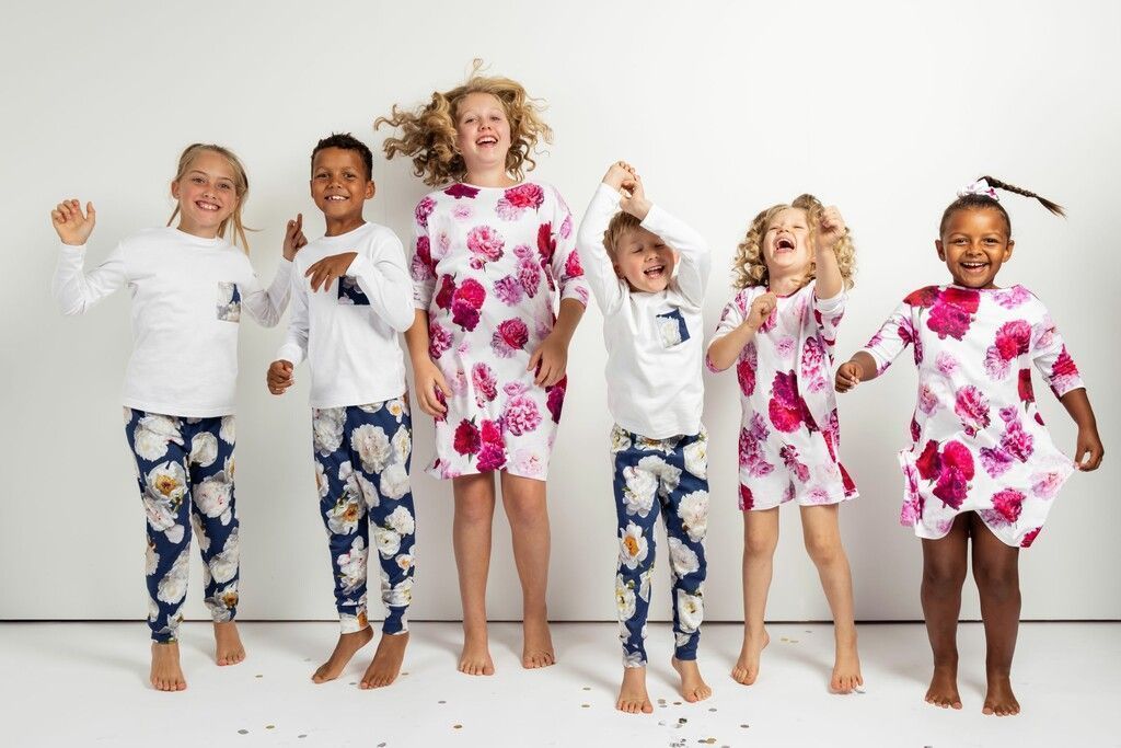 &#8220;Flowers in Bed&#8221; kleidet nun auch Kinder ein