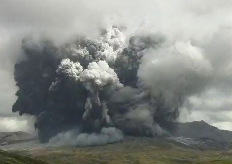 Fotos der Meteorologischen Behörde zeigen eine gewaltige Rauchwolke. AFP