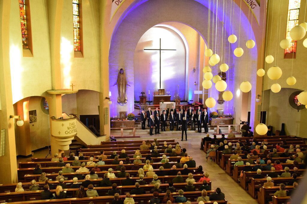 200 Stimmen im leuchtenden Sakralraum