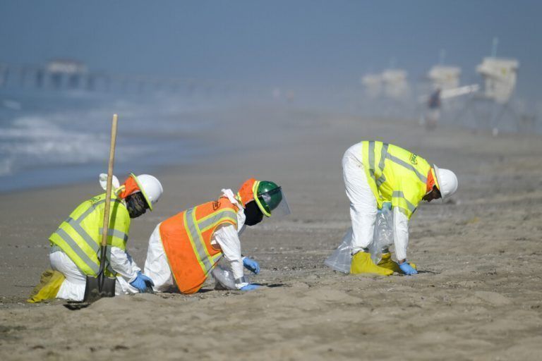 Helfer inspizieren die Küste in Huntington Beach. Mittlerweile wurde der Strand gesperrt. Rechts: Der Ölteppich nähert sich der Küste. aft