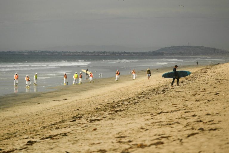 Helfer inspizieren die Küste in Huntington Beach. Mittlerweile wurde der Strand gesperrt. Rechts: Der Ölteppich nähert sich der Küste.aft
