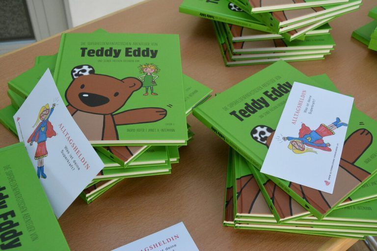 Hunderte Bücher gehen an das Katholische Bildungswerk.