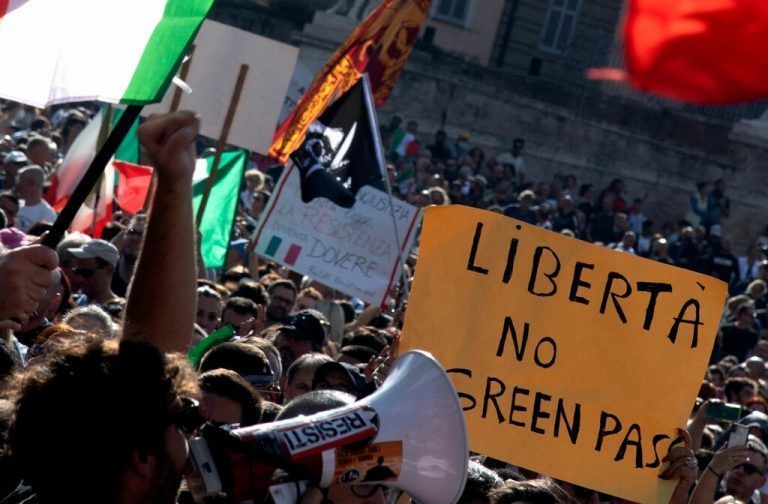 Impfgegner, Rechtsextreme und Randalierer haben bei einer Corona-Demonstration in Rom für schwere Ausschreitungen mit Verletzten und Festnahmen gesorgt. AFP