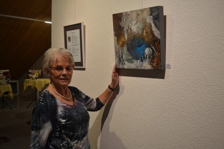 Irmtraud Plank lädt zu einer Ausstellung in den Nenzinger Ramschwagsaal.EM