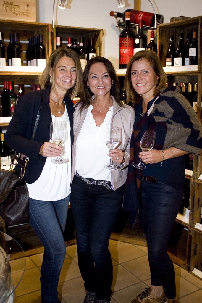 Jeanine Mähr (l.), Natalie Paupers und Alexandra Bischof beim Verkosten.