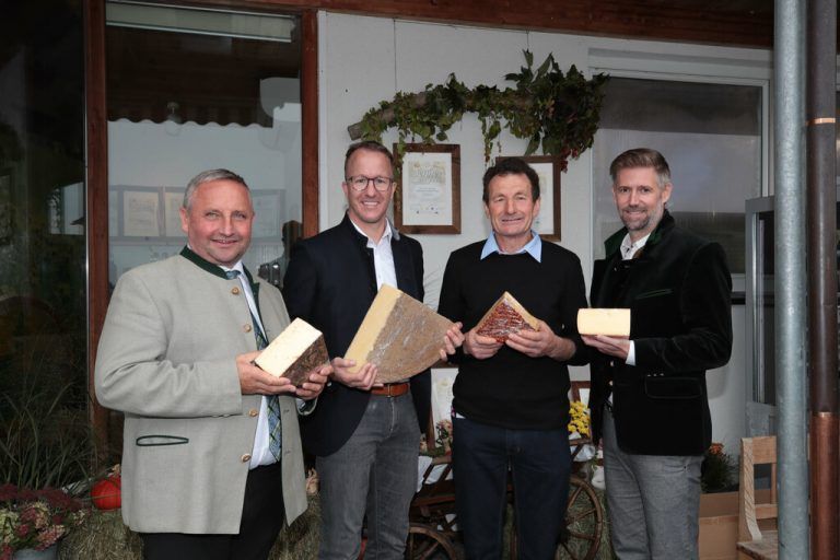 Karl Neudorfer, Obmann der ARGE Hornmilchkäse, LR Christian Gantner, Genossenschafts-Obmann Reinhard Bechter und Bgm. Thomas Konrad. AME