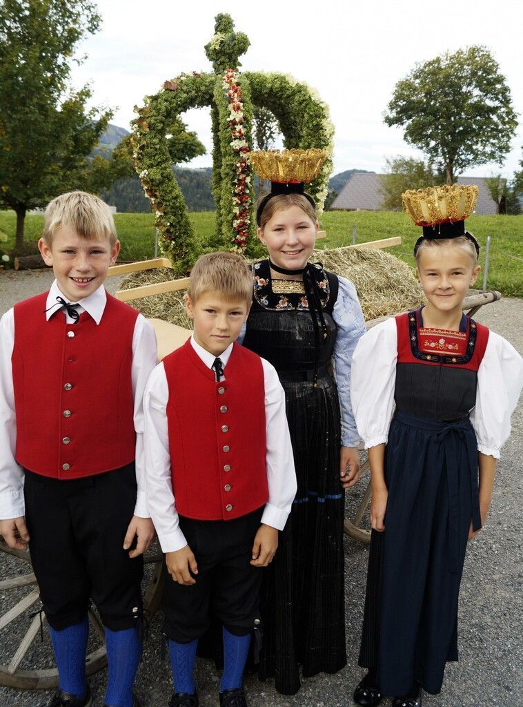 Kinder in Tracht trugen die Erntekrone in die Sibratsgfäller Kirche. <span class="copyright">me</span>