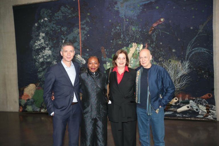 Kunsthausdirektor Thomas D. Trummer, Otobong Nkonga, Marianne van Tilborg und Wim van Dougen. AME