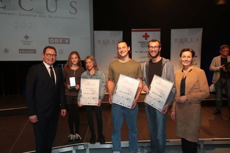 Landesdirektor Markus Klement, Decus-Preisträger Valerie und Magdalena Gorbach, Samuel Bereuter, Sebastian Brandl und Landesrätin Martina Rüscher. AME