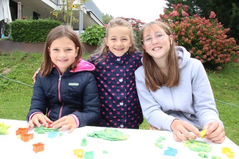 <p class="caption">Laura, Alina und Aurelia hatten Spaß am Basteltisch. <span class="copyright">nam/6</span></p><p class="caption"/>